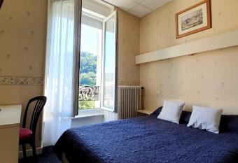 H  tel Saint Jean allows 18 year olds to book a room