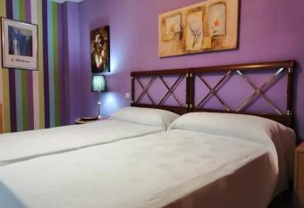 Apartamento Teatro del Mercado allows 18 year olds to book a room