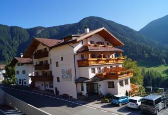 Hotel Laurin has Balcony rooms