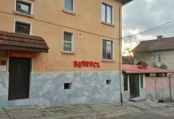 Guest House Bedrock has Balcony rooms