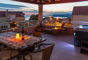 Apartment Una has Balcony rooms