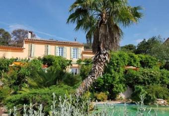 LES PALMIERS TOULON allows 18 year olds to book a room