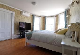 By The River B&B has rooms with a private hot tub