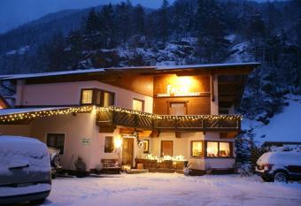 Haus Falke has Balcony rooms