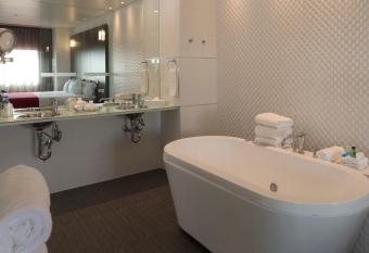 Ramada Encore by Wyndham Guadalajara Sur has rooms with a private hot tub