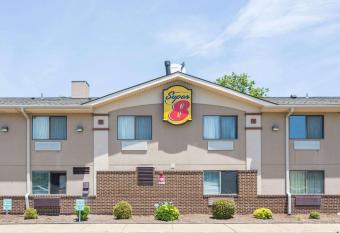 Super 8 by Wyndham Hampton has Smoking rooms