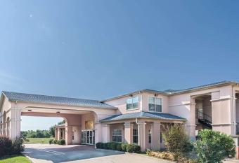 Super 8 by Wyndham Greenville allows 18 year olds to book a room