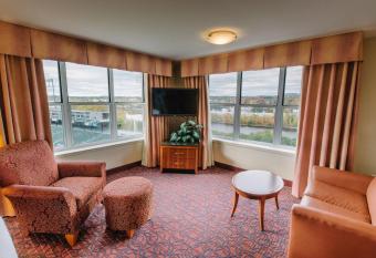 Hilton Garden Inn Manchester Downtown has rooms with a private hot tub