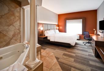 Holiday Inn Express & Suites Schererville By IHG has rooms with a private hot tub
