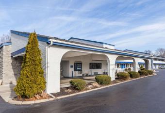 Days Inn by Wyndham Kent - Akron has Smoking/Balcony rooms