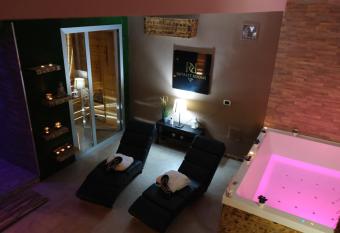 Royalty Rooms & Spa has rooms with a private hot tub