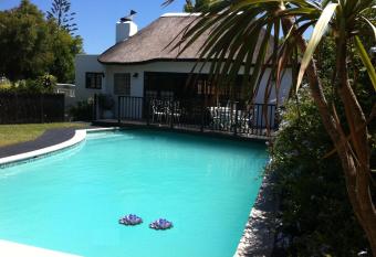 Birkenhead Manor has rooms with a private hot tub