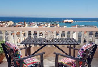 THREE GRACES ZAKYNTHOS TOWN has Balcony rooms