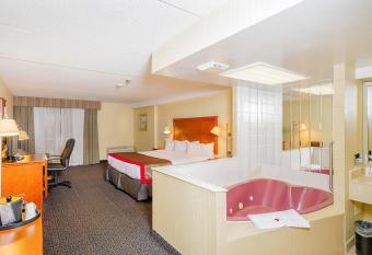 TownePlace Suites by Marriott Niagara Falls Canada has rooms with a private hot tub