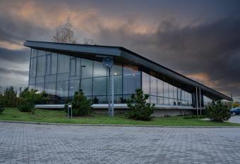 Zaliasis slenis allows 18 year olds to book a room