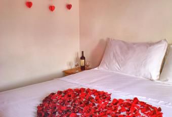 Hotel Villa Palmas has rooms with a private hot tub