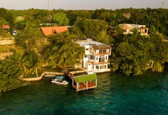 Seven Blue House Village & Lodge has rooms with a private hot tub