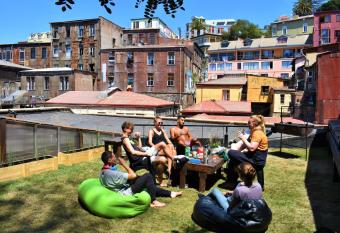 Maki Hostels & Suites Valparaiso has Balcony rooms