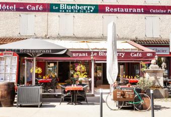 H  tel-Restaurant Le Blueberry allows 18 year olds to book a room