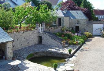 Maison Duchevreuil has Balcony rooms