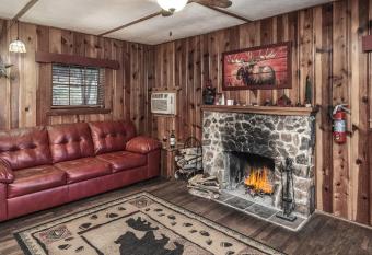 Lofty Pine has rooms with a private hot tub