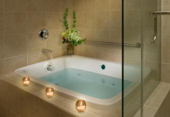 Hilton Garden Inn Milwaukee Northwest Conference Center has rooms with a private hot tub