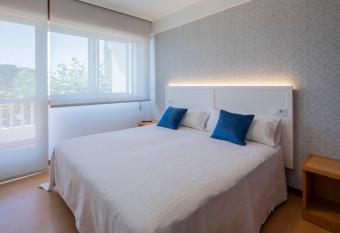 Pensi  n Venus allows 18 year olds to book a room