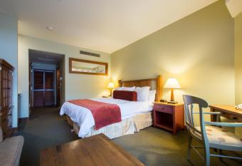 Sundial Lodge By All Seasons Resort Lodging has rooms with a private hot tub