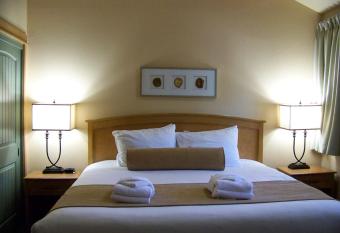 The Pines at Sunriver has rooms with a private hot tub