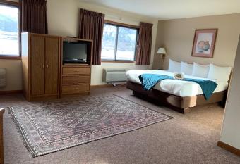Mtn Lodge Ridgway allows 18 year olds to book a room