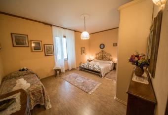 CASA CECCONI (ON THE HILLS OF FLORENCE) has Balcony rooms