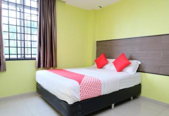Hotel De  Tees, Masai Utama allows 18 year olds to book a room