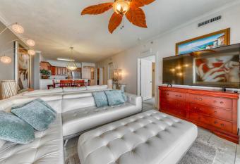 Tropic Winds has Balcony rooms