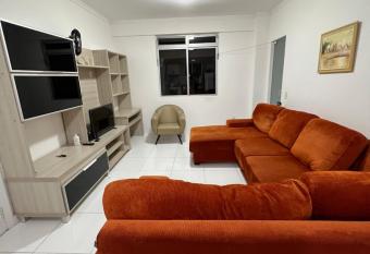 Apto Central para Fam  lia allows 18 year olds to book a room