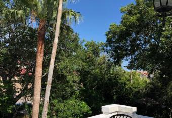 Avenue O Bed and Breakfast has Balcony rooms