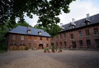 Het Domherenhuis allows 18 year olds to book a room