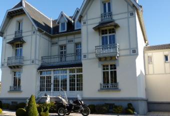 La Roseraie allows 18 year olds to book a room