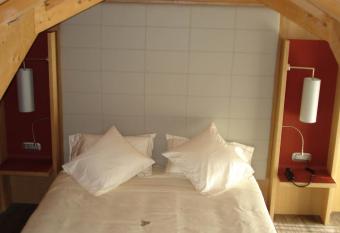 Hotel Garni Vittoria allows 18 year olds to book a room