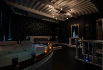 Love-room has rooms with a private hot tub