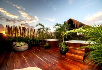 Grand Balam Plaza has rooms with a private hot tub