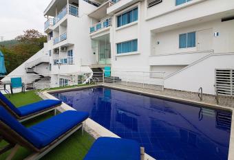 Hotel Loft Chipichape Inn allows 18 year olds to book a room