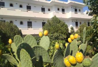 Hermes Studios has Balcony rooms