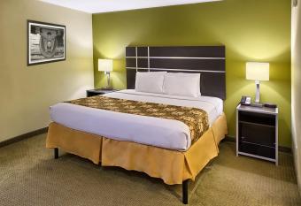 Country Hearth Inn of Knightdale has rooms with a private hot tub