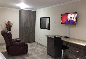 Carnival View Guest Lodge and spa has rooms with a private hot tub