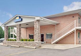 Days Inn by Wyndham Joelton/Nashville has Smoking rooms