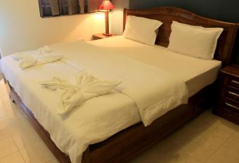 *Amora* POOL View Ground Floor, Candolim has Balcony rooms