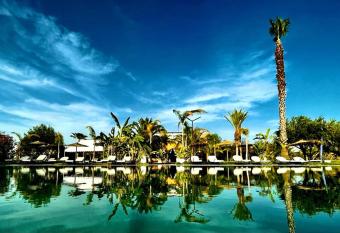 Les Jardins D issil has Balcony rooms