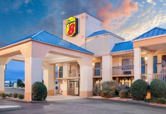 Super 8 by Wyndham Bulls Gap Greeneville Area has Smoking rooms