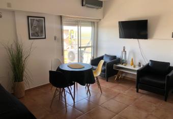 ALIWE II (A 5  del Aeropuerto El Palomar) has Balcony rooms
