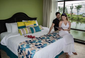 Monta  a de Fuego All Inclusive has rooms with a private hot tub